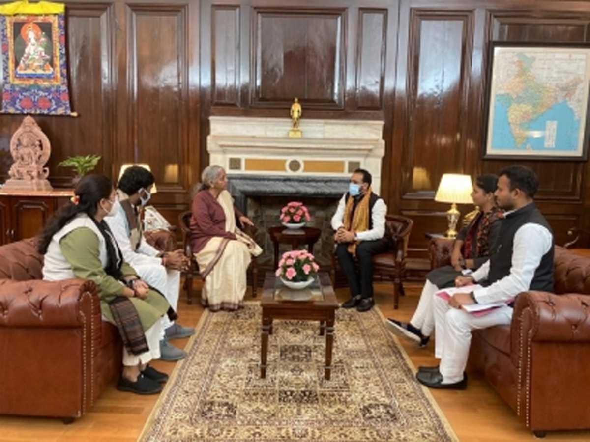 विश्वविद्यालयों की हालत सुधारने और रिसर्च को बढ़ावा देने की मांग लेकर वित्त मंत्री से मिले छात्र विश्वविद्यालयों की हालत सुधारने और रिसर्च को बढ़ावा देने की मांग लेकर वित्त मंत्री से मिले छात्र